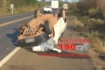 ARIQUEMES: Carro capota ap&oacute;s atingir lateral de carreta na BR&ndash;364