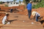 Madeiras apreendidas s&atilde;o utilizadas na constru&ccedil;&atilde;o de passarelas na pra&ccedil;a Parque das Nascentes em Ariquemes
