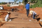 Madeiras apreendidas s&atilde;o utilizadas na constru&ccedil;&atilde;o de passarelas na pra&ccedil;a Parque das Nascentes em Ariquemes
