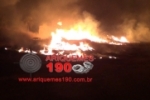 ARIQUEMES: Bombeiros combatem inc&ecirc;ndio de grandes propor&ccedil;&otilde;es em madeireira
