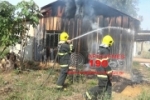 ARIQUEMES: Usu&aacute;rios ateiam fogo em resid&ecirc;ncia abandonada na Av. Perimetral Leste