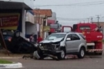 Carro capota e por muito pouco na invade farmácia em Porto Velho