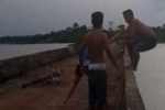 V&iacute;deo mostra jovem sendo empurrado de ponte por amiga &ndash; Veja