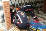 ARIQUEMES: Homem fratura o braço após cair de telhado de 4 metros de altura