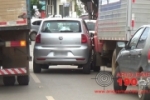 ARIQUEMES: Veículo fica imprensado entre dois caminhões na Rua Piquiá