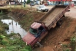 PORTO VELHO: DESCUÍDO – Motorista esquece de ‘puxar’ freio e caminhão cai em vala