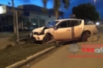 ARIQUEMES: Caminhonete derruba palmeira e placas de sinalização da Av. Candeias após condutor perder o controle da direção