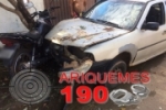 ARIQUEMES: Motocicleta fica prensada entre árvore e carro após acidente no Apoio Social