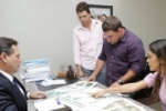 Prefeita de Alto Paraíso apresenta projeto de construção de praça e área de lazer a Maurão