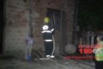 ARIQUEMES: Inc&ecirc;ndio em resid&ecirc;ncia no Setor 06 &eacute; combatido pelo Corpo de Bombeiros