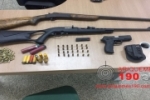 ARIQUEMES: Espingarda, rifle, pistola e mais de 100 munições foram apreendidas na BR–421