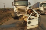 CANDEIAS DO JAMARI: Carreta parte automóvel ao meio e mata motorista na BR–364