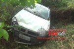 ARIQUEMES: Para evitar colisão, condutor de carro sai da pista e capota em ribanceira na BR–364