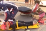ARIQUEMES: Motociclista fica ferida após colidir em traseira de caminhonete na Av. Tancredo Neves