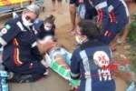 ARIQUEMES: Mulher sofre fratura exposta após colisão de moto com carro na Rua Rio Negro