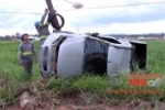 ARIQUEMES: Carro capota e quebra poste após colisão em cruzamento
