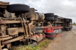 ARIQUEMES: Buraco na BR–364 causa tombamento de carreta – Motorista ficou ferido