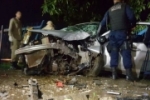Três jovens ficam lesionados após carro que estavam bater violentamente em poste de alta tensão