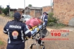 ARIQUEMES: Mulher é socorrida pelo SAMU após acidente entre moto e bicicleta na curva do Setor 10
