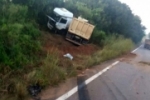 Carro bate com carreta e duas pessoas morrem presas as ferragens