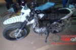 ARIQUEMES: Motociclista vai parar no pronto socorro após colidir em meio–fio na Av. Hugo Frei