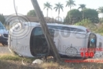 ARIQUEMES: Carro colide em poste e capota após condutor evitar acidente com outro carro na Av. Capitão Silvio