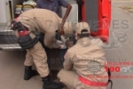 ARIQUEMES: Bombeiros atendem vítima de acidente que colidiu em traseira de carro na Av. Jamari