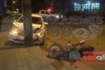 ARIQUEMES: Carro colide em poste ap&oacute;s atingir motociclista que sofreu fratura exposta no Setor 02
