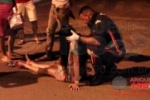 ARIQUEMES: Mulher é socorrida após carro derrubar casal de moto na Av. Hugo Frey