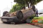 ARIQUEMES: Carro capota na Av. Candeias após condutor perder controle da direção