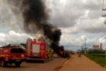 Carro é destruído por incêndio na BR–364