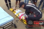 ARIQUEMES: Mulher fratura o pulso ao colidir moto em carro no Setor de Áreas Especiais