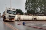 BR–364: carreta carregada com combustível tomba em Vilhena