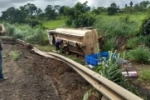 JARU: Caminhão tanque sai da pista e tomba em curva na BR–364 próximo ao Município