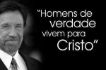 "Ler a Bíblia me trouxe de volta a Cristo", diz Chuck Norris