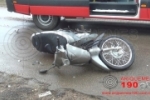 ARIQUEMES: Condutor fica ferido em acidente entre carro e moto no Setor 08