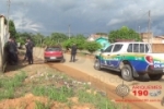 ARIQUEMES: Condutor visivelmente embriagado colide carro em cerca no Gerson Neco