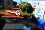 Jaru: Imagens impressionantes!! Motociclista se levanta antes de ser esmagada por caminhão