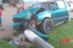 ARIQUEMES: Carro derruba poste após condutor perder o controle da direção – Criança ficou ferida