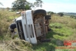 ARIQUEMES: Para evitar colisão, caminhoneiro sai da pista e capota veículo na BR–364