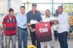 Adelino Follador participa da entrega de uniformes e bolas durante torneio de futebol em Monte Negro