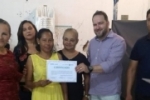 Alex Redano entrega certificados de curso realizado após liberação de emenda de R$ 40 mil