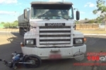 ARIQUEMES: Moto fica embaixo de carreta após acidente na Av. Jaru