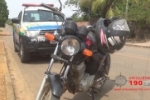 ARIQUEMES: Moto com restrição é abandonada em frente de residência no Setor 06