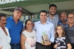 Adelino Follador cumpre agenda com Senador Marcos Rogério e faz entrega de barracas a feirantes