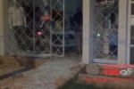 ARIQUEMES: Comércio tem porta de vidro quebrada durante furto no Setor 04