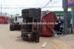 Carreta carregada com ferragens tomba no Centro de Jaru