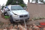 ARIQUEMES: Carro atinge e derruba muro no Parque das Gemas