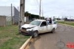 ARIQUEMES: Carro atinge poste na Avenida JK