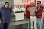 “Fla Arikeme” doa camisa do Flamengo autografada pelos jogadores ao Comit&ecirc; Leil&atilde;o de Viver